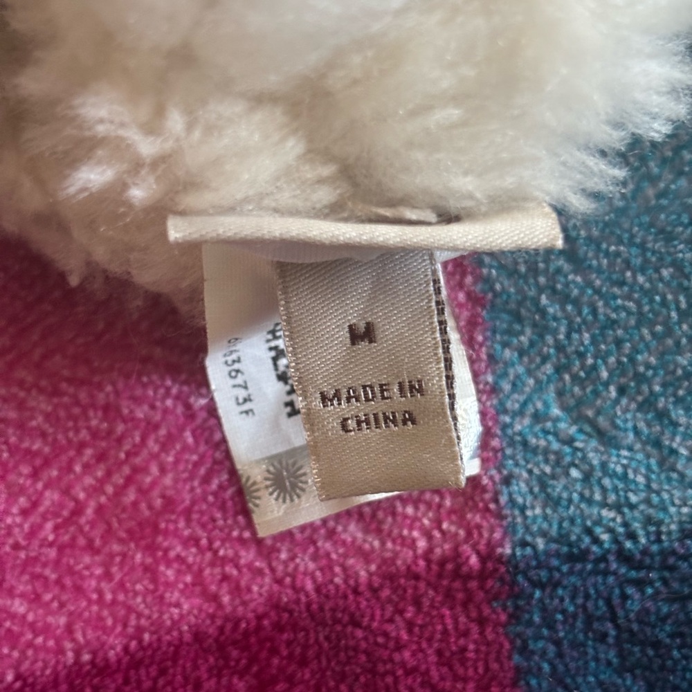 UGG Cream Suede Gloves - Picture 4 of 6